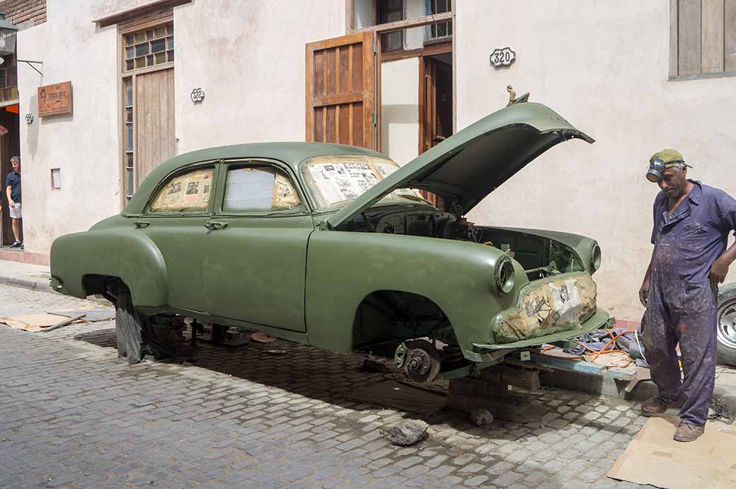 Spray painting a Chevrolet, Havana