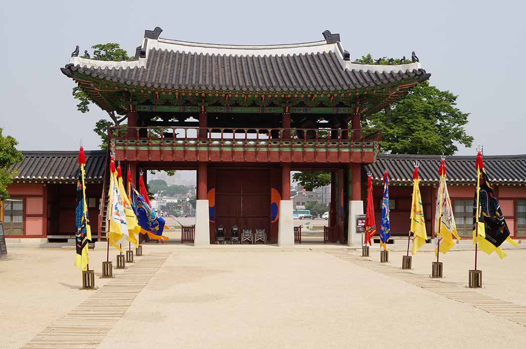 Sinpungmun, the main gate