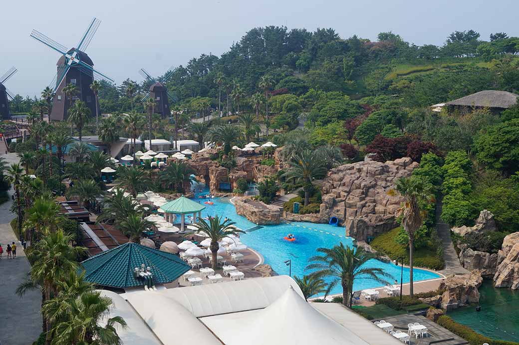 Pool, windmills, Lotte Hotel
