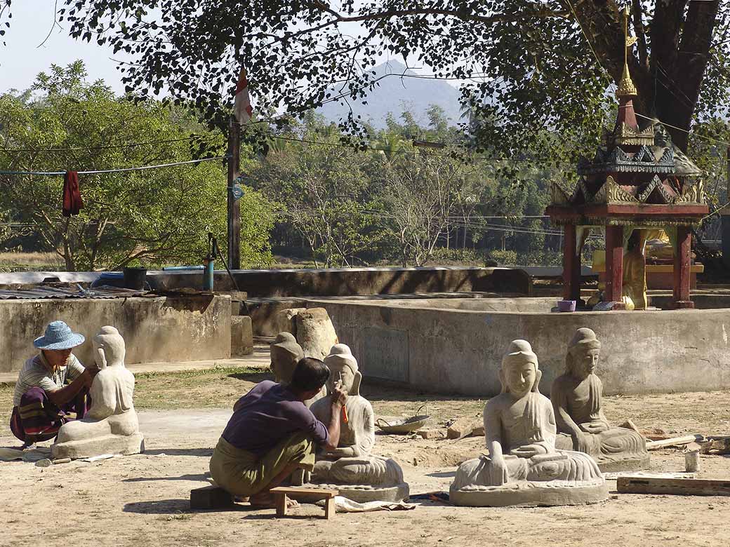 Making Buddha statues