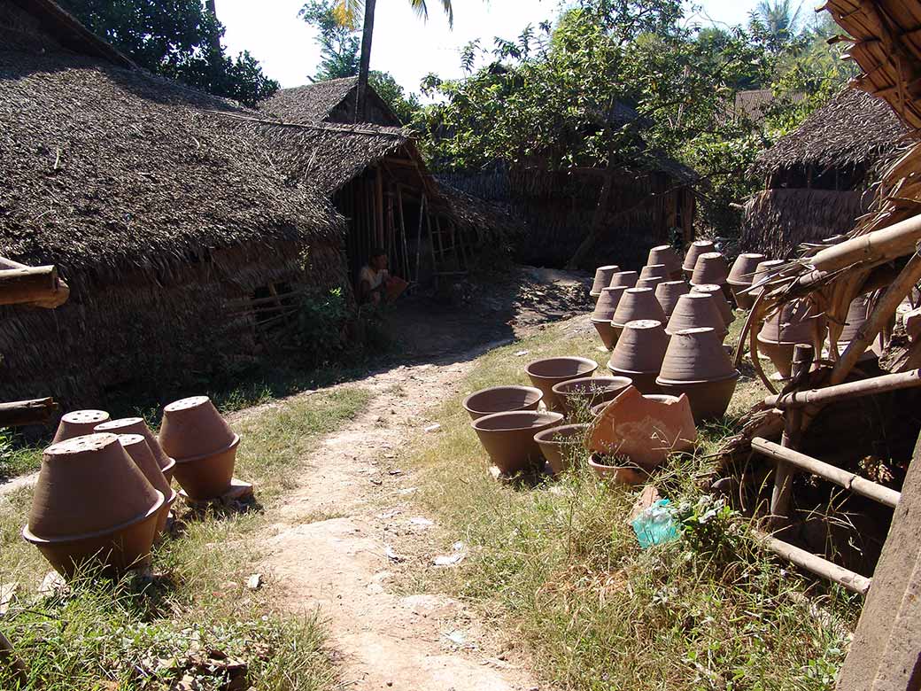 Large pots, Twante