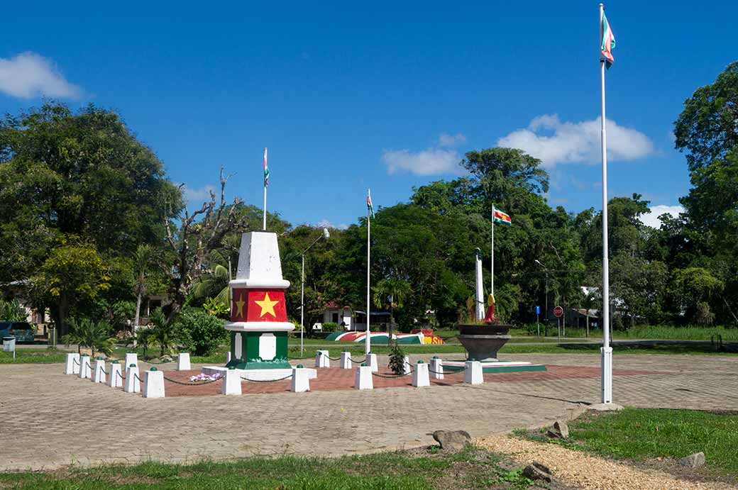 Independence monument, Fort