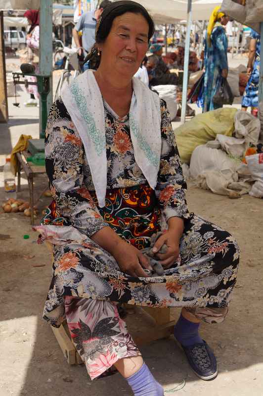 Fiendly woman, Qumtepa bazaar