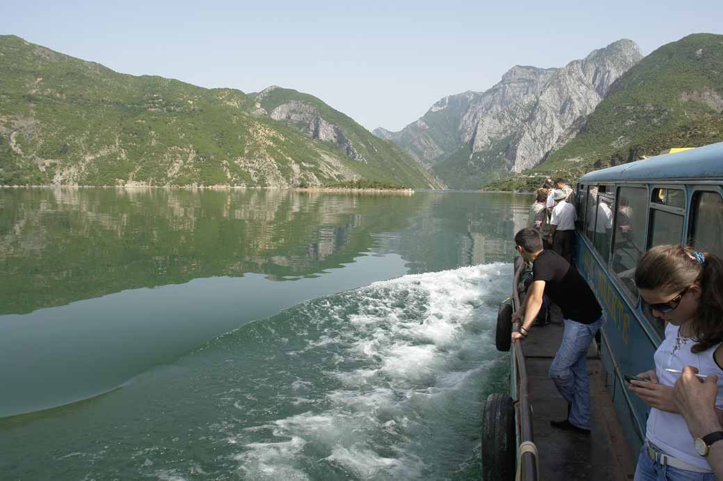 Ferry on Liqeni i Komanit