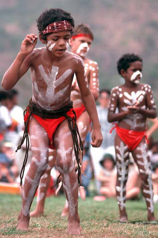 Young Aboriginal dancers