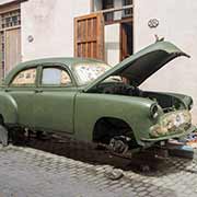 Spray painting a Chevrolet, Havana