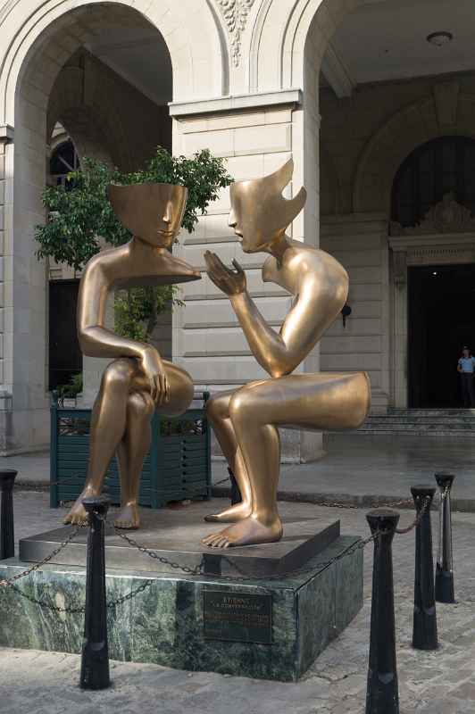 'La Conversación sculpture
