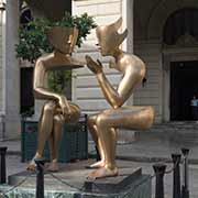 'La Conversación sculpture