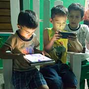 Boys with iPad and iPhone, Viñales
