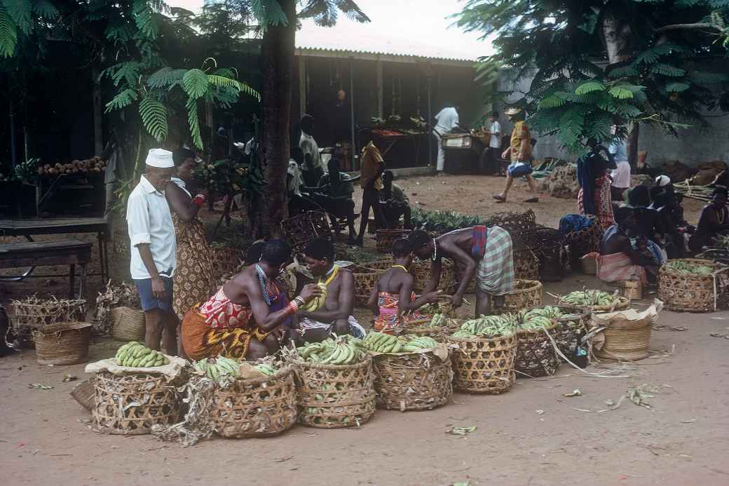 Selling bananas, Malindi
