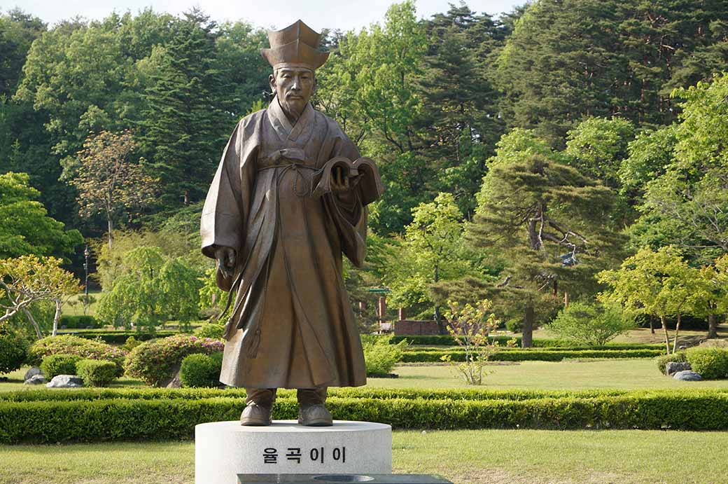 Statue of Yulgok Yi Yi