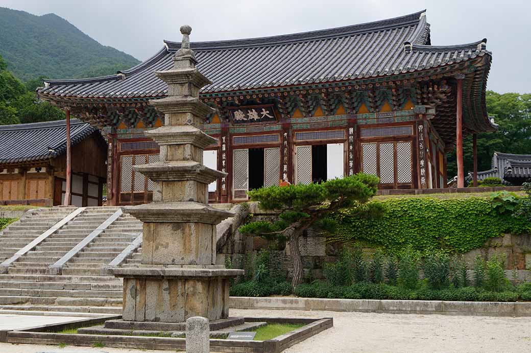Daeungjeon and pagoda