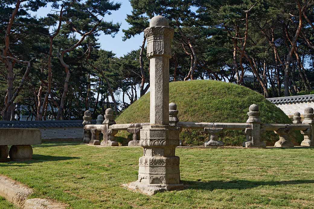 Queen Jeonghyeon's tomb