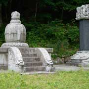 Stele, Buddhist monument