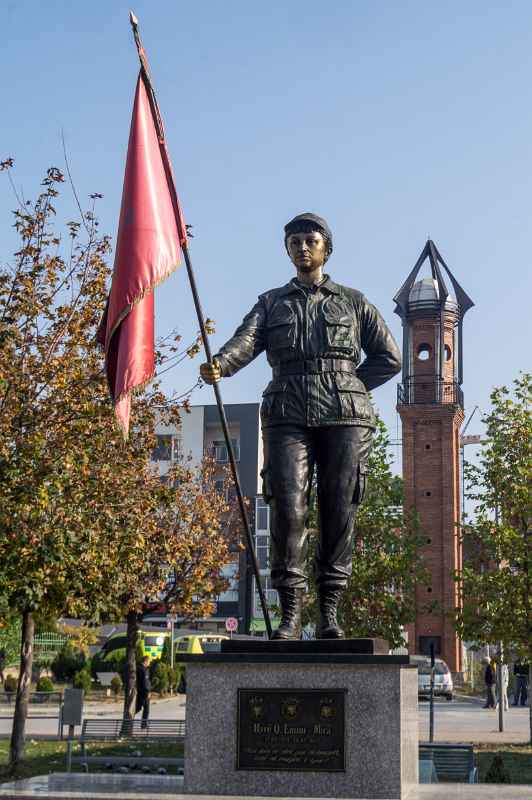 Statue of female soldier