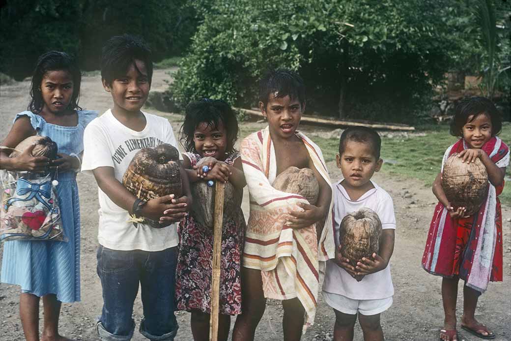 Children with coconuts, Utwa