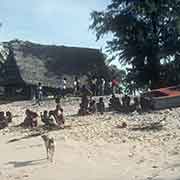 On the beach, Onoun