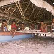 Boys in the canoe house, Onoun