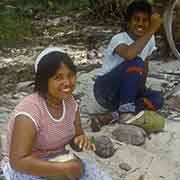 Young people with coconuts, Onoun