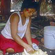Preparing breadfruit, Rewow
