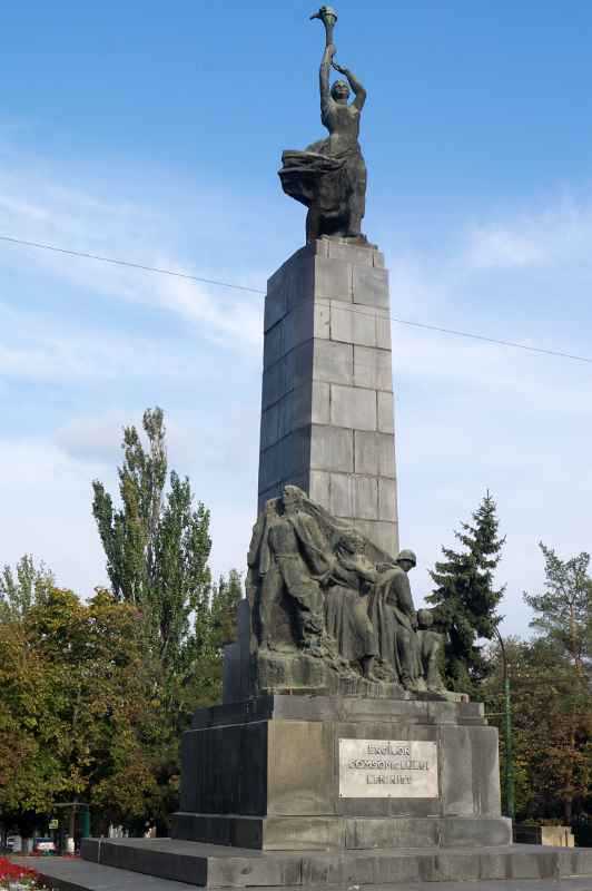 Heroes-Komsomol monument, Chișinău