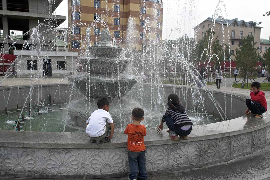 Children at the fountain