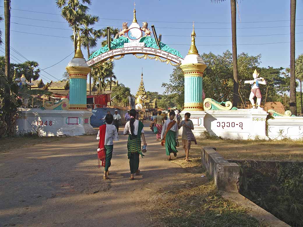 Shwethalyaung Paya gate