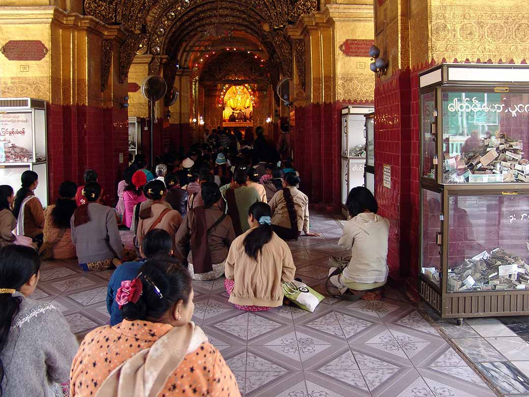 Pilgrims, Mahamuni Paya