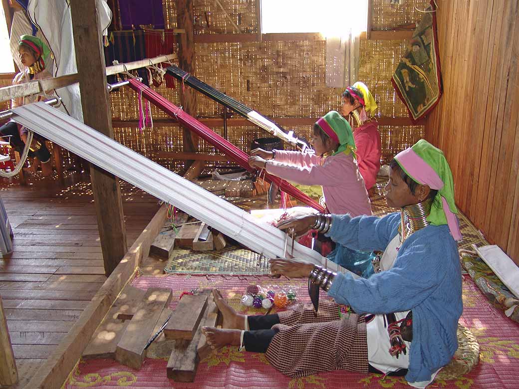 Padaung women weaving