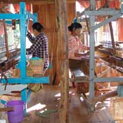 Weaving at Shwe Inn Tha