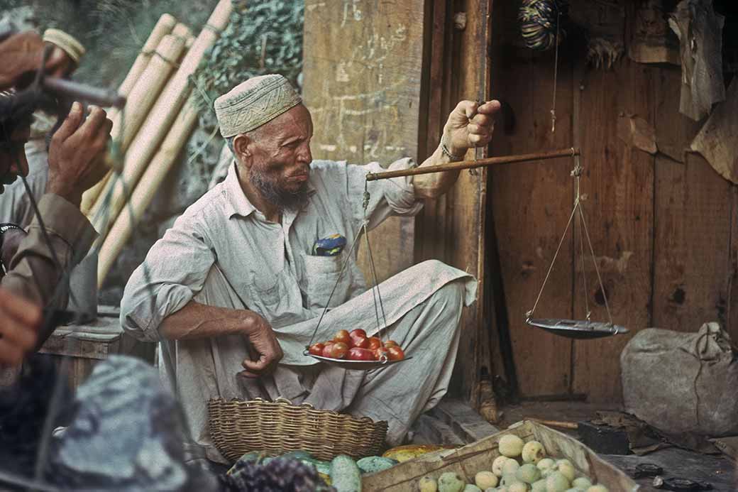 Weighing tomatoes, Dir bazaar