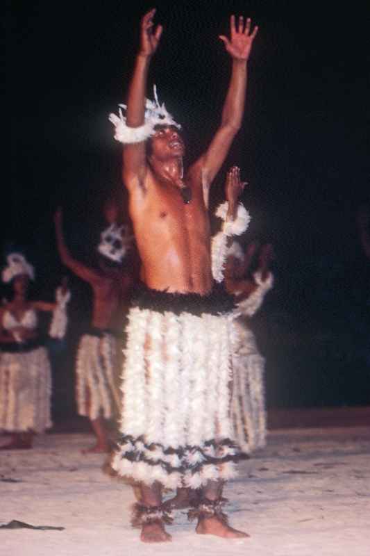 Rapa Nui man performing