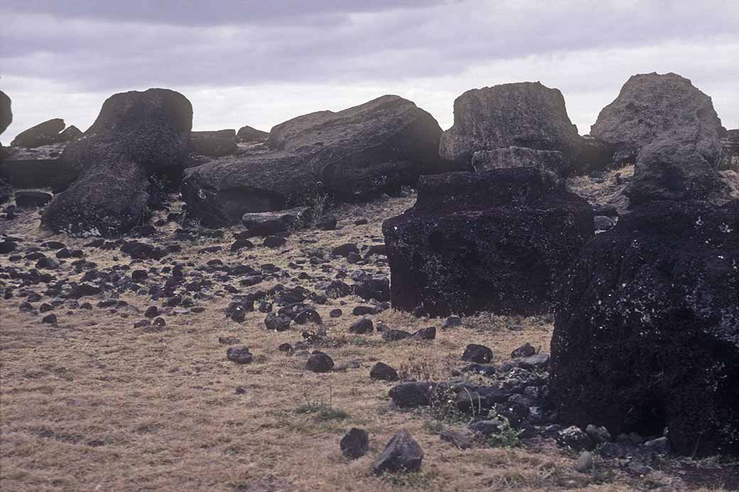 Moai and pukao, Ahu Akahanga