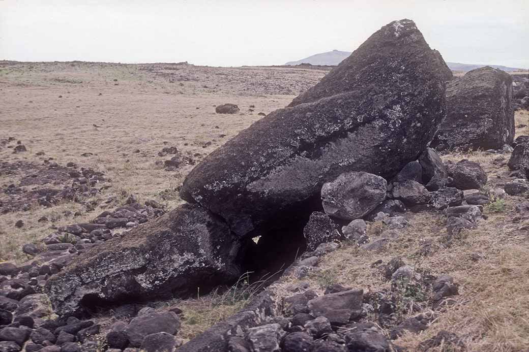 Broken moai, Ahu Akahanga