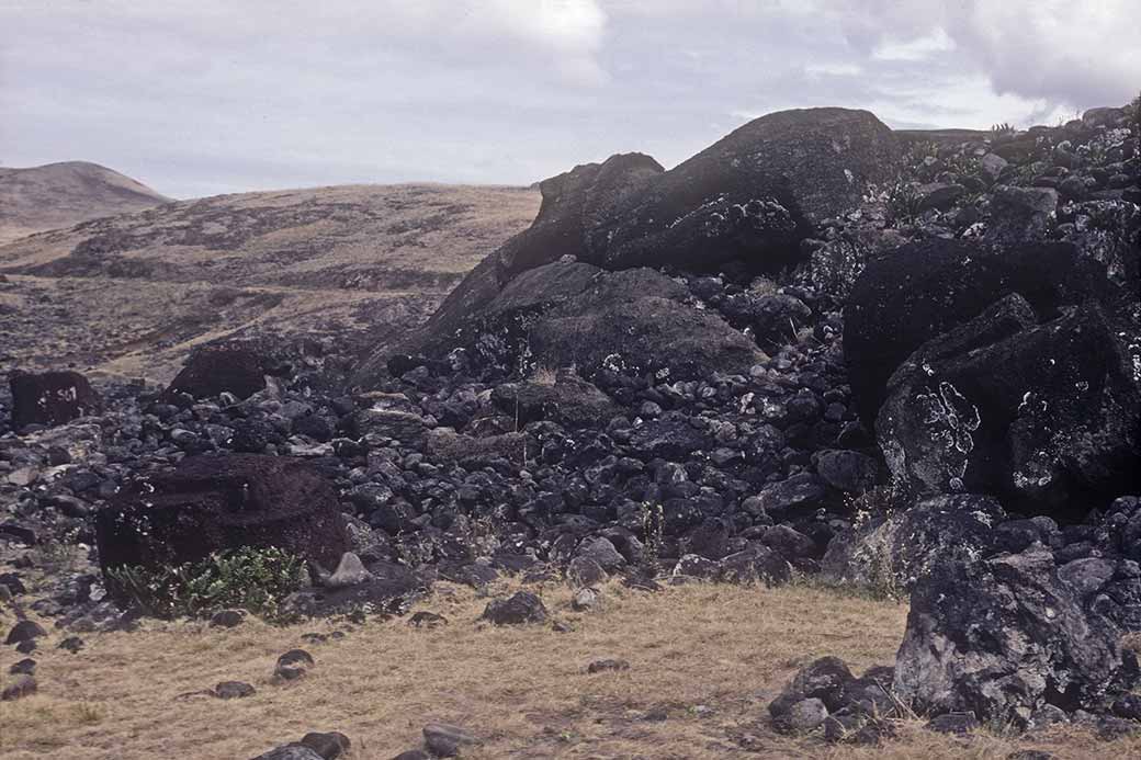 Moai and pukao, Ahu Akahanga