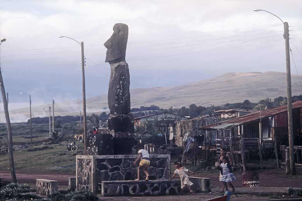 Moai, Plaza Hotumatua