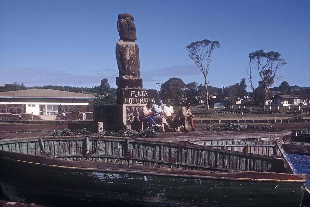 Plaza Hotumatua with moai