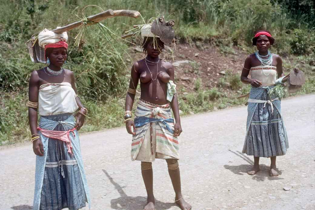 Mpondo women carrying hoes