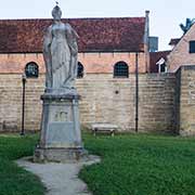 Fort Zeelandia, Wilhelmina statue
