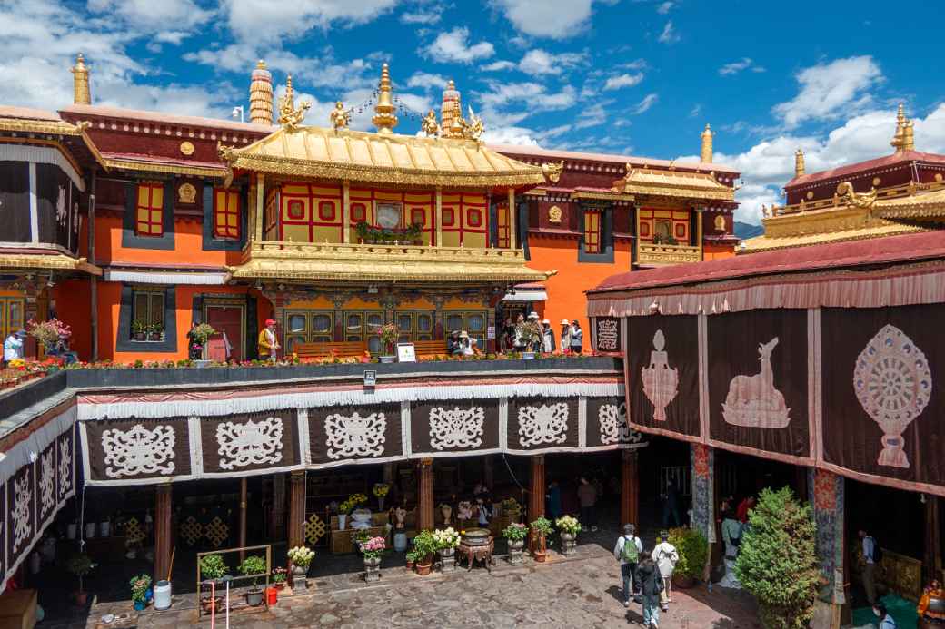 Courtyard, Jokhang temple