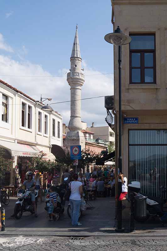 Narrow street, Yalı mosque