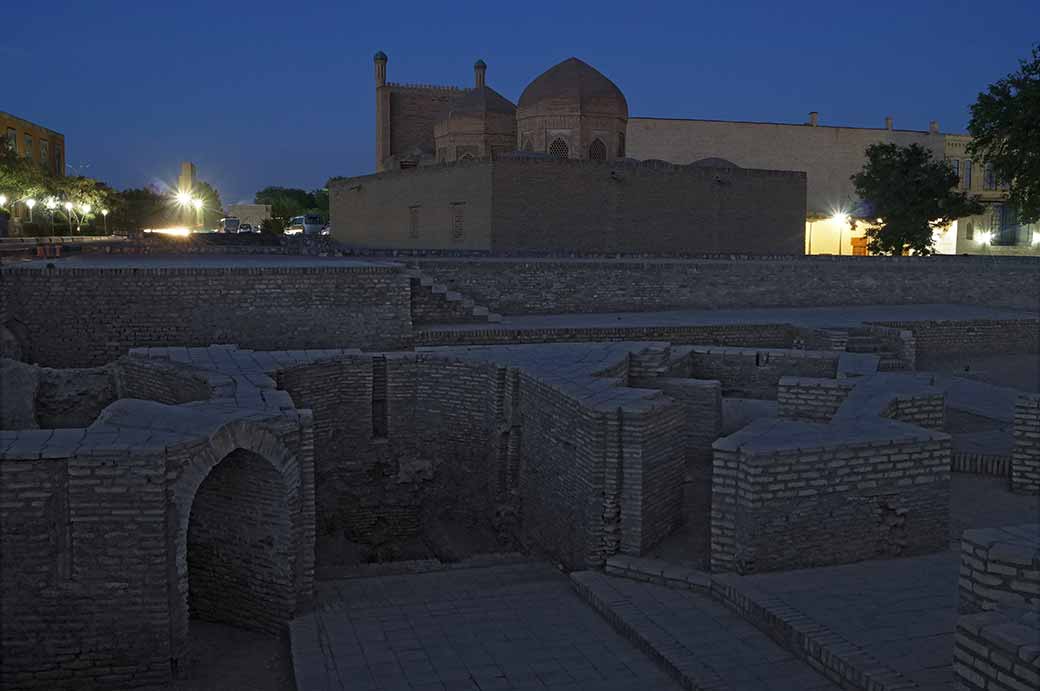Excavations, Maghoki-Attar Mosque