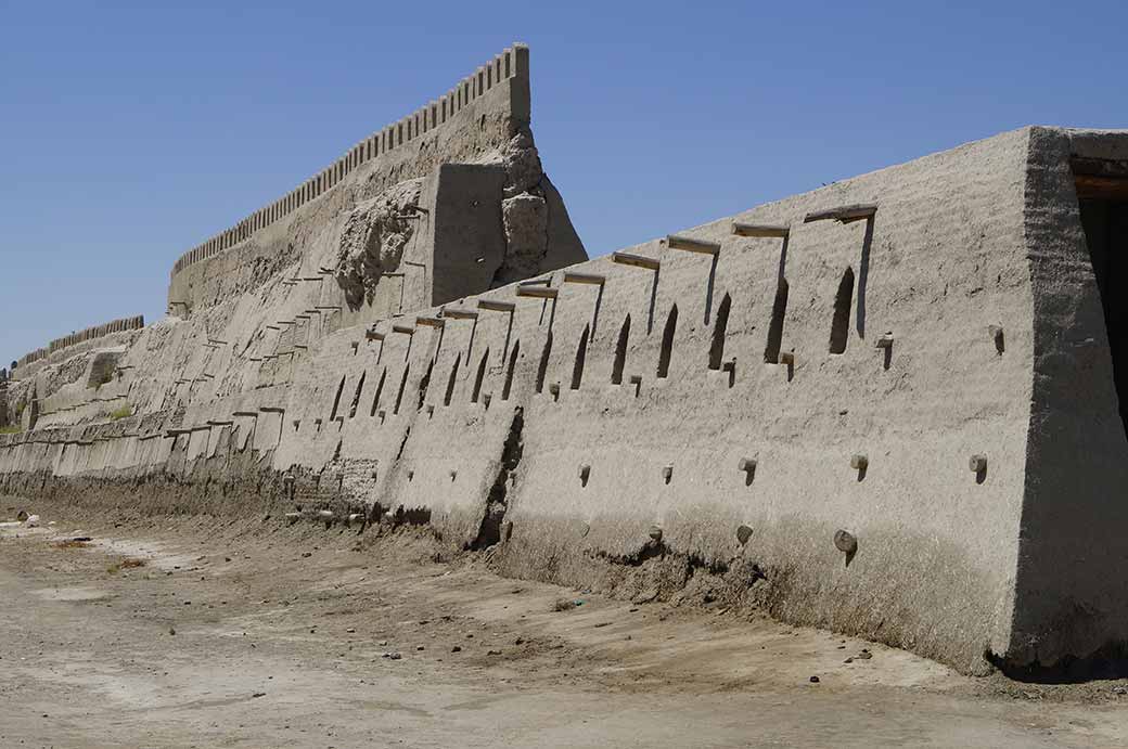 Shaybanid town walls