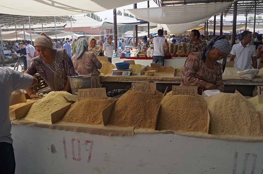 Selling carrots, Qumtepa bazaar