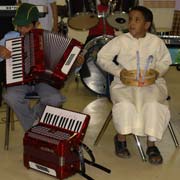 Playing accordeon